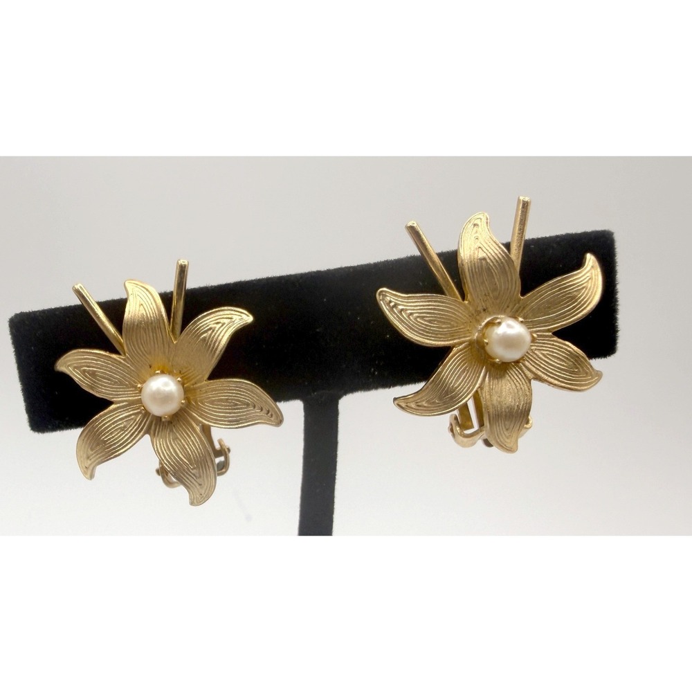 Signed STAR Gold Tone Pearl Flower Clip On Earrings 1"‎ Vintage